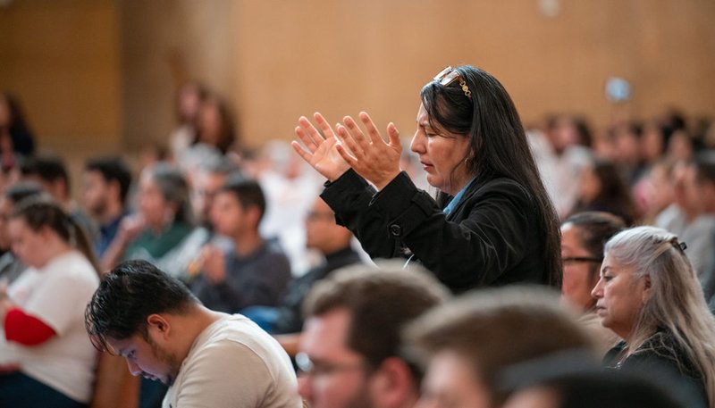 Una mujer levanta sus manos en oración durante el festival familiar OneLife LA el 18 de enero. (Archidiócesis de Los Ángeles)