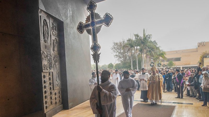 El Arzobispo José H. Gómez entra en procesión en la Catedral de Nuestra Señora de los Ángeles para dar comienzo a la Misa de apertura del Jubileo de la Esperanza detrás de una cruz procesional especial que se exhibirá durante el Año Jubilar. (Víctor Alemán)