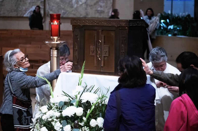 Los fieles veneran el tabernáculo rescatado de los restos incinerados de la iglesia Corpus Christi en Pacific Palisades durante OneLife LA en la Catedral de Nuestra Señora de los Ángeles el 18 de enero. (Victor Alemán)