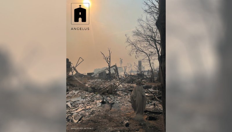 Una foto que muestra los restos de la casa de Rick y Tracy McGeagh en Pacific Palisades fue elegida para la portada del número del 24 de enero de Angelus.