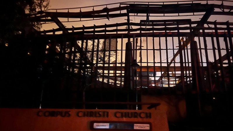 El exterior de la iglesia católica Corpus Christi en Pacific Palisades visto la mañana del miércoles 8 de enero (Cortesía Gigi Graciette, FOX11 News)