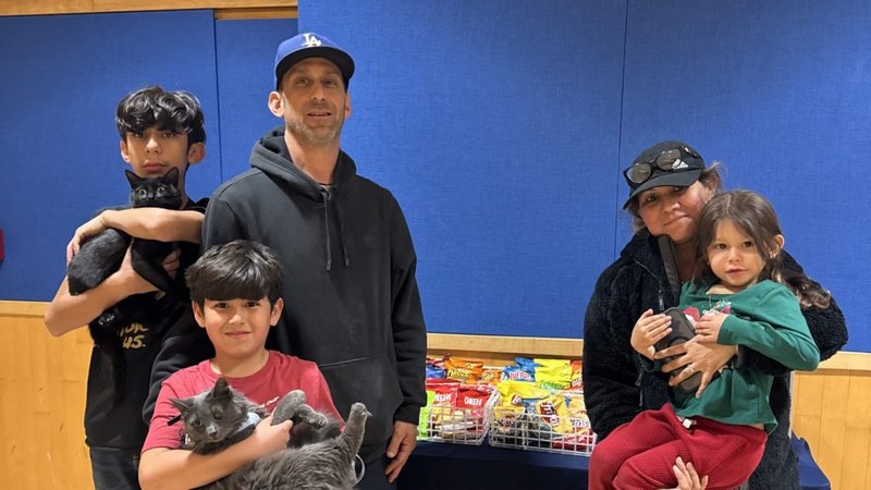 Los Lombardi de Altadena fueron una de las familias evacuadas que se refugiaron en el gimnasio de la escuela St. Andrew de Pasadena el 8 de enero de 2025. (Jae Kim/Escuela St. Andrew)