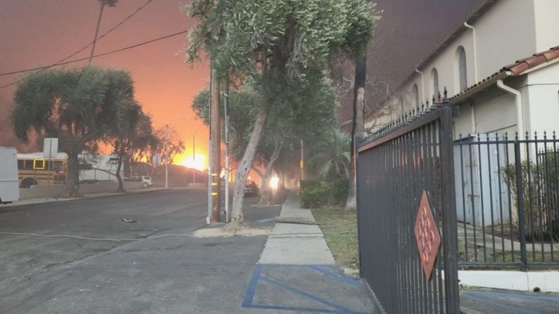 La vista desde la Iglesia del Sagrado Corazón en Altadena la mañana del miércoles 8 de enero, cuando el Diácono José Luis Díaz y los feligreses encontraron un techo lateral de la iglesia en llamas. (Diácono José Luis Díaz/Angelus News)