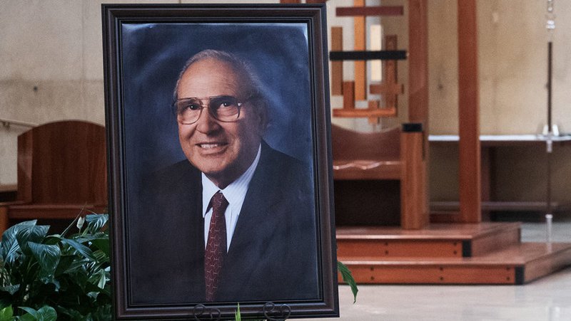 Un retrato de Louie Carnevale fue exhibido en su funeral el 31 de enero en la Catedral de Nuestra Señora de los Ángeles. (Victor Alemán)