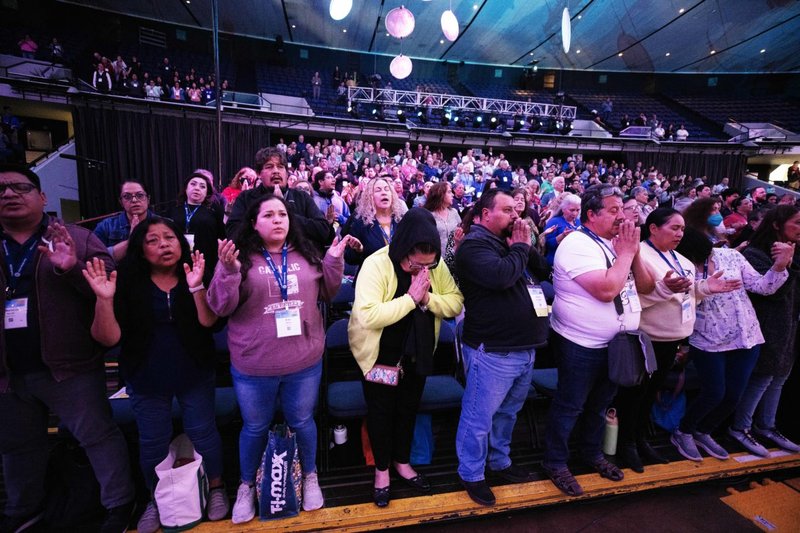 Participantes del Congreso de Educación Religiosa oran durante la Misa de clausura del evento de 2025. (Víctor Alemán)