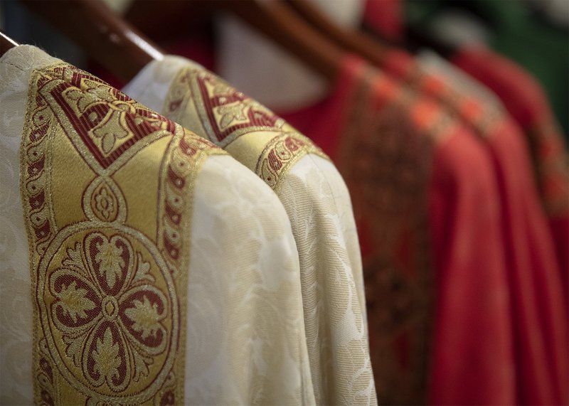 En esta foto sin fecha se ven las vestiduras. El Centro para la Investigación Aplicada en el Apostolado de Washington publicó el 15 de enero de 2025 un nuevo informe exhaustivo sobre la respuesta de la Iglesia católica estadounidense a los abusos sexuales de menores, en el que se recopilan 20 años de datos de diócesis, eparquías y comunidades religiosas de hombres en los que se detallan las denuncias de abusos, así como los costes de hacer frente a las denuncias y salvaguardar a los jóvenes. (Foto OSV News/Tyler Orsburn, archivo CNS)