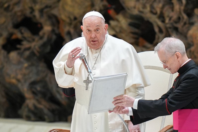 El Papa Francisco da su bendición al concluir su audiencia general en la Sala de Audiencias Pablo VI del Vaticano el 5 de febrero de 2025. (CNS photo/Lola Gomez)