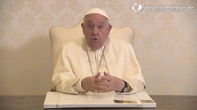 El Papa Francisco aparece presentando su intención de oración para el mes de febrero, “Por las vocaciones al sacerdocio y a la vida religiosa”, en un videomensaje difundido por el Vaticano el 4 de febrero de 2025. (CNS screengrab/Pope's Worldwide Prayer Network)