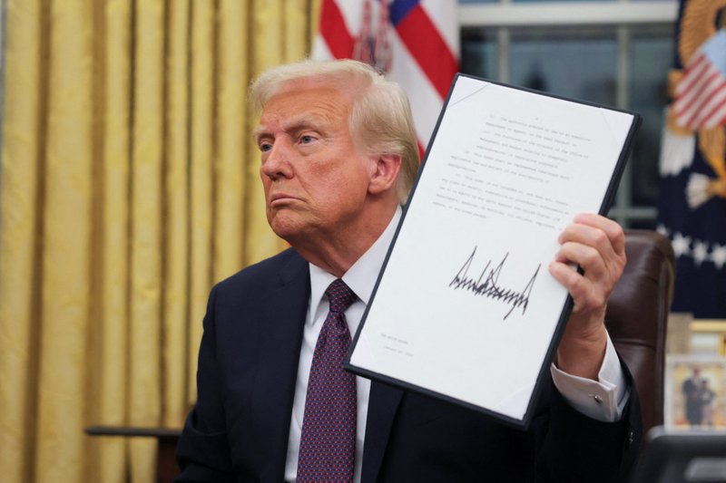 El presidente de Estados Unidos, Donald Trump, sostiene un documento firmado en el Despacho Oval de la Casa Blanca, en Washington, el día de su investidura, el 20 de enero de 2025. Firmó una serie de órdenes ejecutivas, incluida una para poner fin a la ciudadanía por derecho de nacimiento para los niños nacidos de padres en el país de forma ilegal o a los que se les permitió la entrada de forma temporal. El 5 y 6 de febrero, dos jueces federales en Maryland y el estado de Washington, respectivamente, bloquearon el intento de Trump de poner fin a la ciudadanía por derecho de nacimiento. (OSV News photo/Carlos Barria, Reuters)