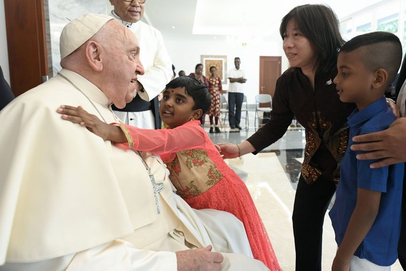 El Papa Francisco recibe el abrazo de un niño mientras se reúne con migrantes, refugiados, huérfanos, ancianos y enfermos en la nunciatura apostólica en Yakarta, Indonesia, el 3 de septiembre de 2024. Las personas con las que se reunió el Papa son asistidas por la Comunidad de Sant'Egidio, las hermanas dominicas y el Servicio Jesuita a Refugiados. (CNS photo/Vatican Media)