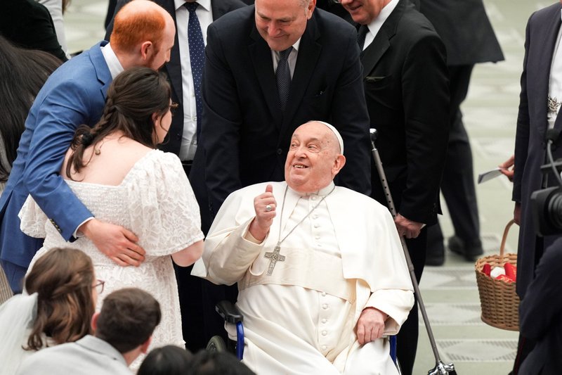 El Papa Francisco bendice a una pareja de recién casados que esperan un hijo durante su audiencia general semanal en el Aula de Audiencias Pablo VI del Vaticano el 12 de febrero de 2025. (CNS photo/Lola Gomez)