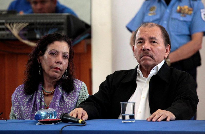 El presidente nicaragüense Daniel Ortega y su esposa, la vicepresidenta Rosario Murillo, asisten a una sesión de diálogo mediada por la Iglesia en Managua el 16 de mayo de 2018. Nicaragua calificó al Vaticano de Estado de "depravado" y "pedófilo" después de que el obispo nicaragüense de Matagalpa, Rolando Álvarez, concediera su primera entrevista televisada el 7 de febrero de 2025, tras ser exiliado a Roma. (Foto OSV News/Oswaldo Rivas, Reuters)