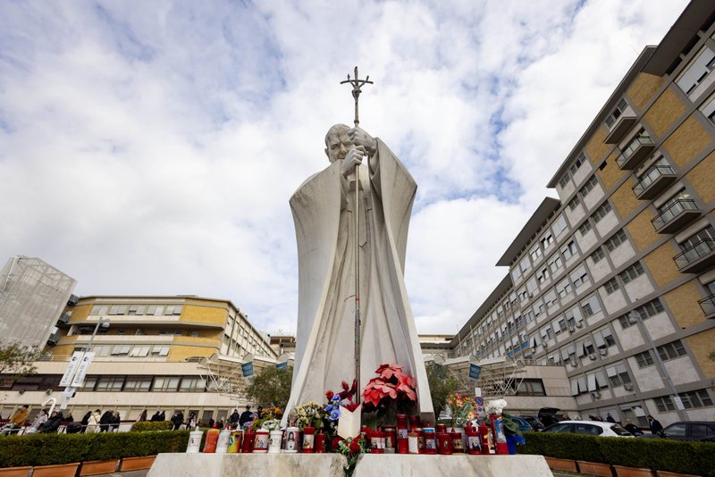 Una estatua de San Juan Pablo II frente a la entrada principal del hospital Gemelli de Roma el 18 de febrero de 2025. El Papa Francisco está ingresado en el hospital desde el 14 de febrero (CNS photo/Pablo Esparza).