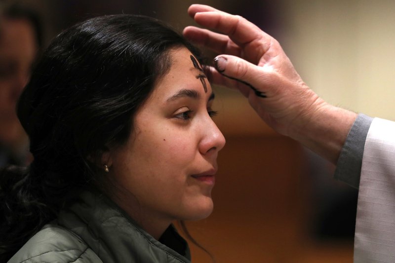 Una joven recibe la ceniza durante el Miércoles de Ceniza en la Iglesia del Sagrado Corazón en Prescott, Arizona, el 14 de febrero de 2024. (Foto OSV News/Bob Roller)