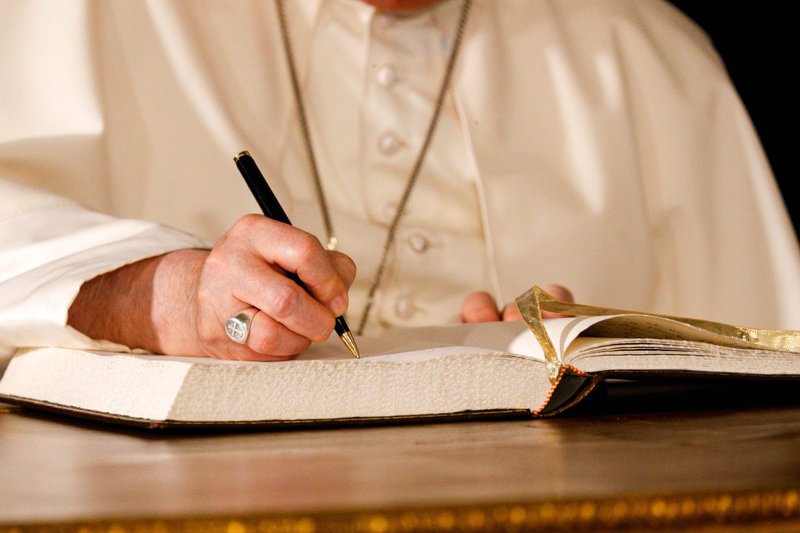 El Papa Francisco firma un libro de visitas durante una visita de cortesía en el Palacio Nacional de Belém, residencia oficial del presidente de Portugal, en Lisboa el 2 de agosto de 2023. (Foto CNS/Lola Gomez)