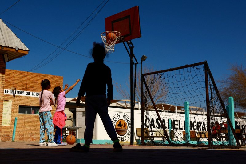 Niñas migrantes juegan en el albergue Casa del Migrante en Ciudad Juárez, México, 22 de febrero de 2025. (Foto OSV News/Jose Luis Gonzalez, Reuters)