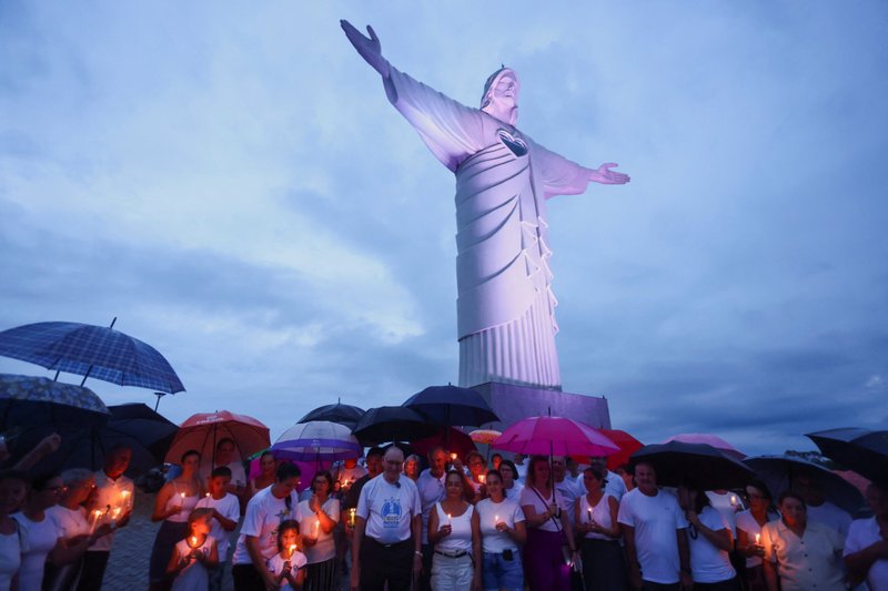 Los fieles asisten a un servicio de oración por el Papa Francisco cerca de la estatua del Cristo Protector en el estado brasileño de Rio Grande do Sul el 27 de febrero de 2025, mientras el Papa continúa su hospitalización. El Vaticano dijo el 28 de febrero que el pontífice de 88 años ha continuado mejorando pero que no dirigirá sus tradicionales servicios del Miércoles de Ceniza en Roma el 5 de marzo. (Foto OSV News/Diego Vara, Reuters)