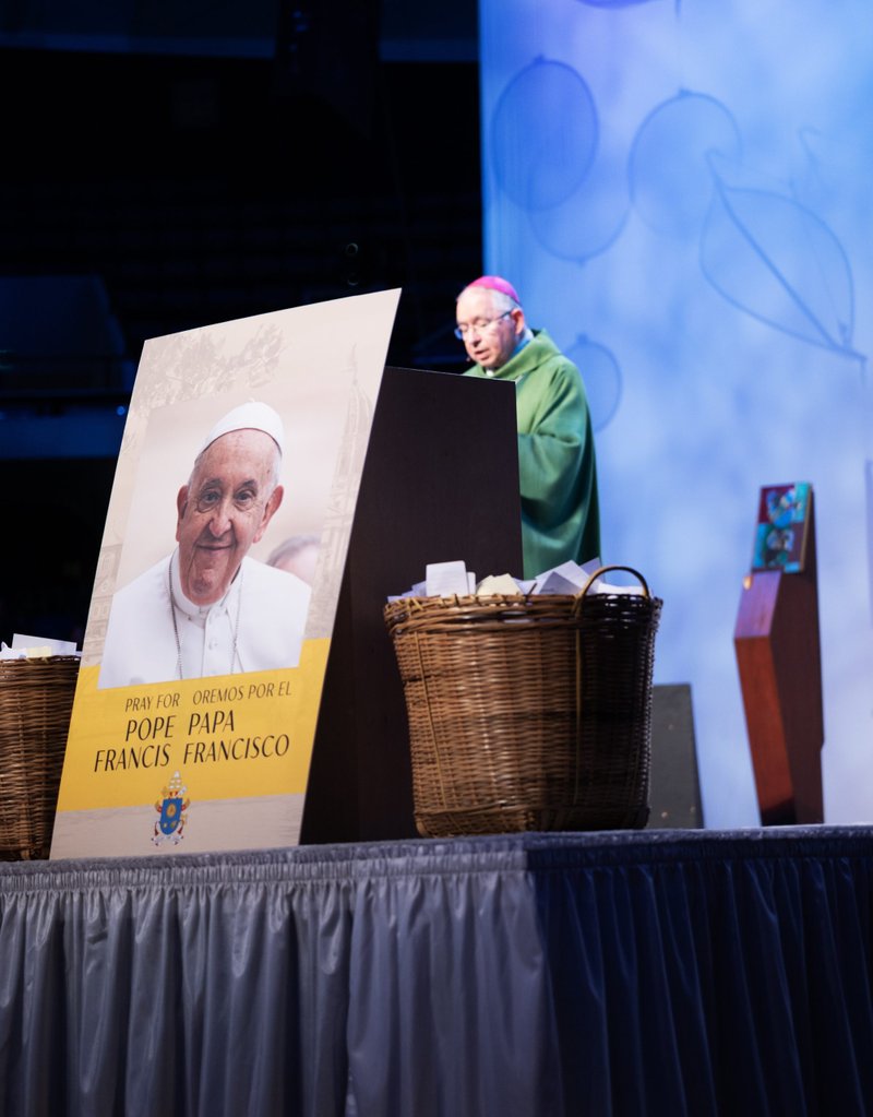 Un retrato del Papa Francisco se observa mientras el arzobispo José H. Gómez pronuncia la homilía en la Misa de clausura del congreso. (Víctor Alemán)