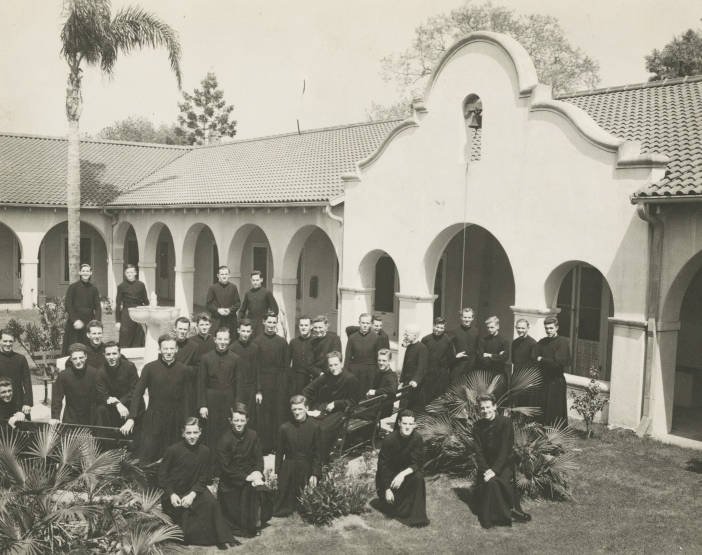 Seminaristas posan en el Seminario Conmemorativo Domínguez en Dominguez Hills en 1947. (Archivos de los Misioneros Claretianos)