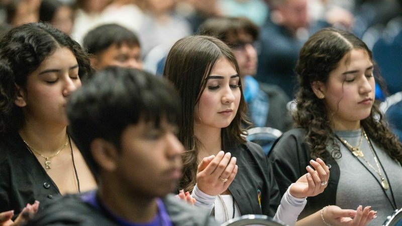 Los asistentes oran durante uno de los talleres del Día de la Juventud del Congreso de Educación Religiosa 2025 en el Centro de Convenciones de Anaheim el 20 de febrero. (Isabel Cacho)