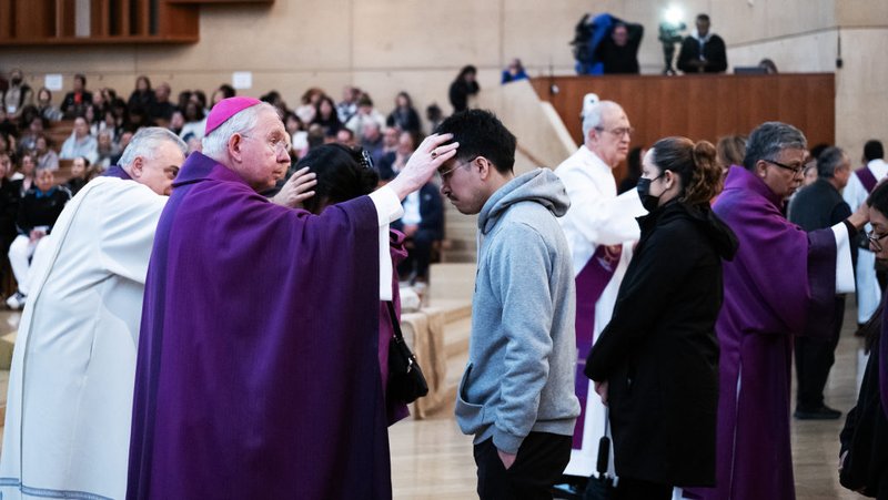 El Arzobispo Gomez unge a un joven con ceniza en la Misa del Miércoles de Ceniza en la Catedral de Nuestra Señora de los Ángeles el 5 de marzo. (Victor Alemán)