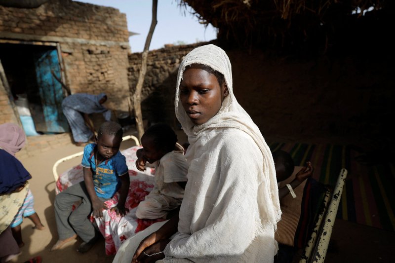 Una joven que huyó de la violencia en la región sudanesa de Darfur permanece en el patio de la casa de una familia chadiana el 14 de mayo de 2023. Se refugió en la casa de Koufroun, Chad, cerca de la frontera entre ese país y Sudán. (Foto de OSV News/Zohra Bensemra, Reuters)