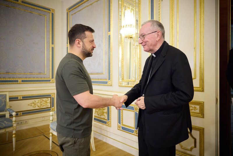 El cardenal Pietro Parolin, secretario de Estado vaticano, se reúne con Volodymyr Zelenskyy, presidente de Ucrania, durante su visita a Ucrania el 23 de julio de 2024. (CNS photo/Volodymyr Zelenskyy via X)