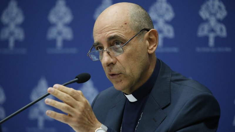 El cardenal Víctor Manuel Fernández, prefecto del Dicasterio para la Doctrina de la Fe, habla con periodistas en el Vaticano en esta foto de archivo del 19 de septiembre de 2024. (Foto CNS/Justin McLellan)