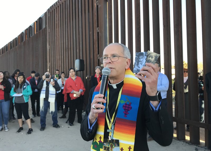 Monseñor Mark J. Seitz, obispo de El Paso, Texas, en una visita al muro fronterizo entre EE.UU. y México el 26 de febrero de 2019. El obispo Seitz convocó una manifestación contra las deportaciones masivas de la administración Trump, una marcha y una vigilia previstas en El Paso, Texas, el 24 de marzo, fiesta de San Óscar Romero, y a la que asistirán una delegación internacional de obispos. (Foto OSV News/David Agren)