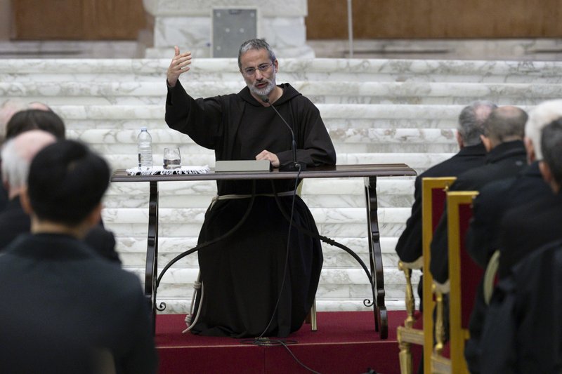 El padre capuchino Roberto Pasolini, nuevo predicador de la Casa Pontificia, dirige una meditación durante un retiro de Cuaresma para cardenales y altos funcionarios de la Curia Romana en el Aula de Audiencias Pablo VI del Vaticano el 14 de marzo de 2025. (Foto CNS/Vatican Media)