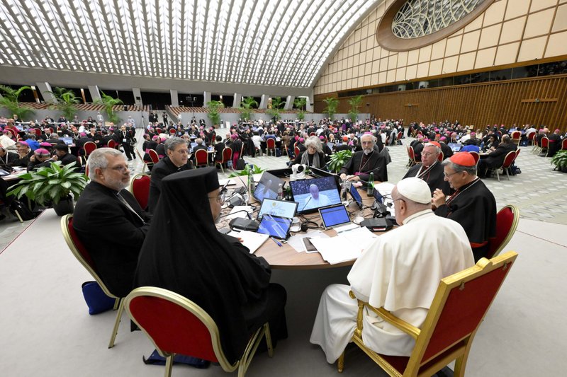 El Papa Francisco y los miembros del Sínodo de los Obispos sobre la sinodalidad asisten a la última sesión de trabajo del Sínodo, el 26 de octubre de 2024, en el Aula Pablo VI del Vaticano. (CNS/Vatican Media)