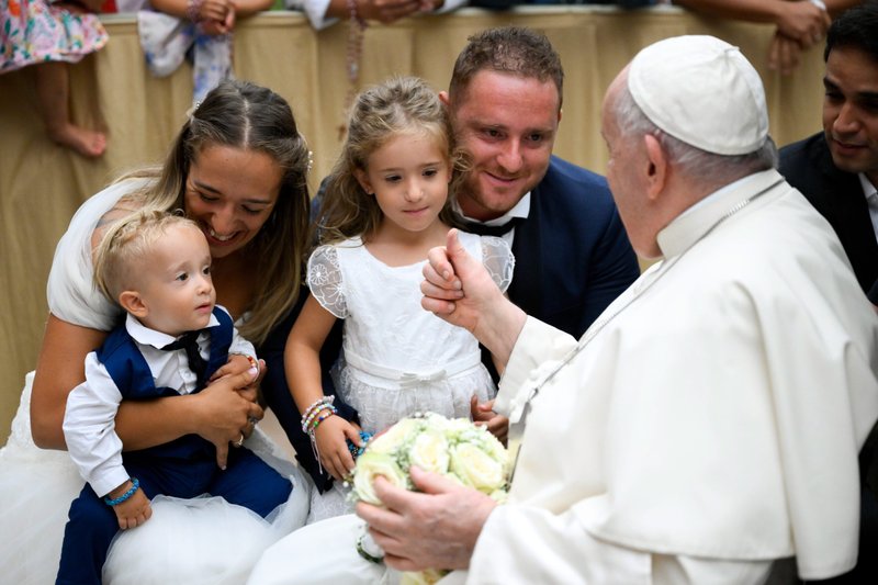 El Papa Francisco saluda a un matrimonio y a sus hijos al final de su audiencia general semanal en el Aula de Audiencias Pablo VI del Vaticano el 30 de agosto de 2023. (Foto CNS/Vatican Media)