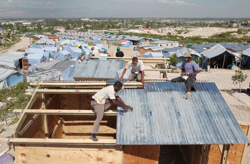 Trabajadores en un campamento en Terrain Toto, Haití, construyen refugios transitorios proporcionados por Catholic Relief Services (CRS) para aquellos que se quedaron sin hogar en el terremoto de 2010. (Foto OSV News/CNS file, Bob Roller)