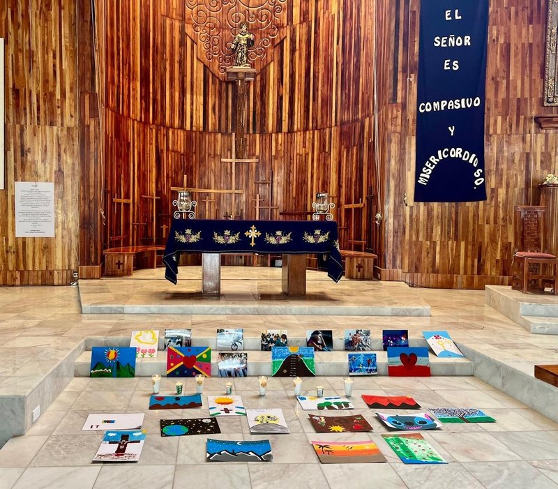 Se ven velas frente al altar de la Iglesia de San Francisco de Asís en Tlahuelilpan, México, el 23 de marzo de 2025, en memoria de los ocho jóvenes asesinados a tiros fuera de una iglesia en Salamanca, en el estado occidental de Guanajuato, el 16 de marzo. (OSV News/Cortesía del Padre Jorge Atilano)