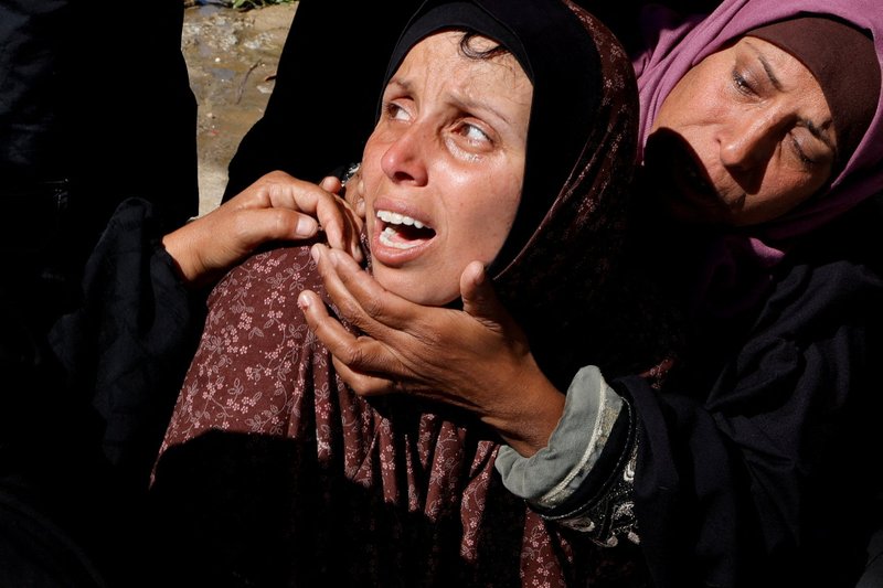 Un grupo de personas llora a los palestinos muertos en ataques israelíes en el hospital Nasser de Khan Younis, en el sur de la Franja de Gaza, el 23 de marzo de 2025. (Foto de OSV News/Hatem Khaled, Reuters)