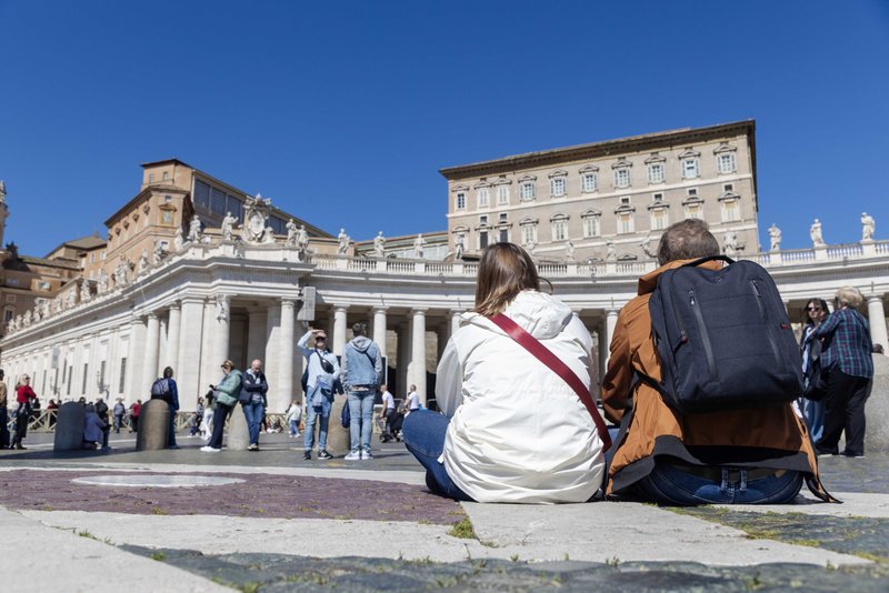 Visitantes se reúnen en la Plaza de San Pedro del Vaticano el 30 de marzo de 2025. El Papa Francisco no rezó el Ángelus en la plaza porque sigue las órdenes de los médicos de guardar reposo. El Vaticano publicó un mensaje escrito del Papa para acompañar el Ángelus. (Foto CNS/Pablo Esparza)