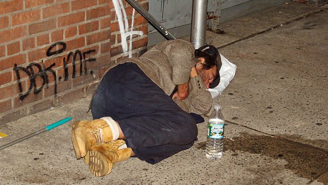 Un hombre sin hogar duerme en una acera en el East Village de la ciudad de Nueva York. (David Shankbone, Wikimedia Commons)
