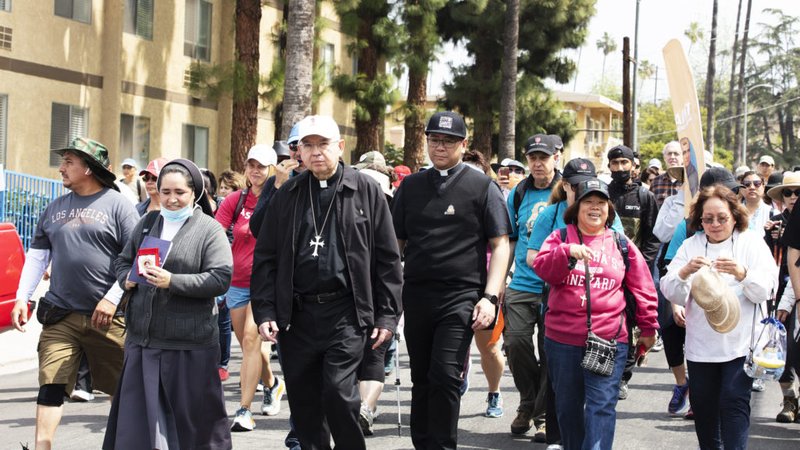 El arzobispo Gómez dirige a los católicos de Los Ángeles en peregrinación durante la peregrinación jubilar del Camino en abril de 2022. (Víctor Alemán)