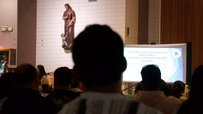 Una asamblea se reúne en una parroquia de la Arquidiócesis de Los Ángeles para un taller sobre inmigración organizado por Caridades Católicas de Los Ángeles. (Kimmy Chacón)