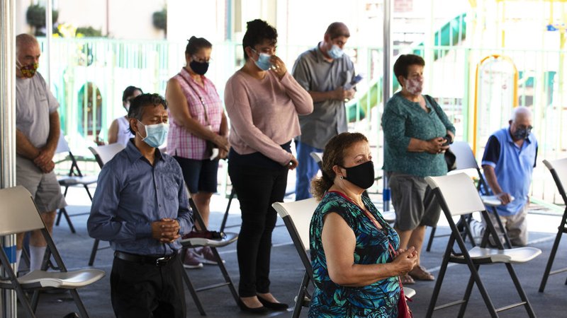 Una misa al aire libre en la Iglesia de la Resurrección en Boyle Heights en agosto de 2020, cuando las parroquias de la Arquidiócesis de Los Ángeles comenzaban a reabrir gradualmente para el culto público. (Victor Alemán)