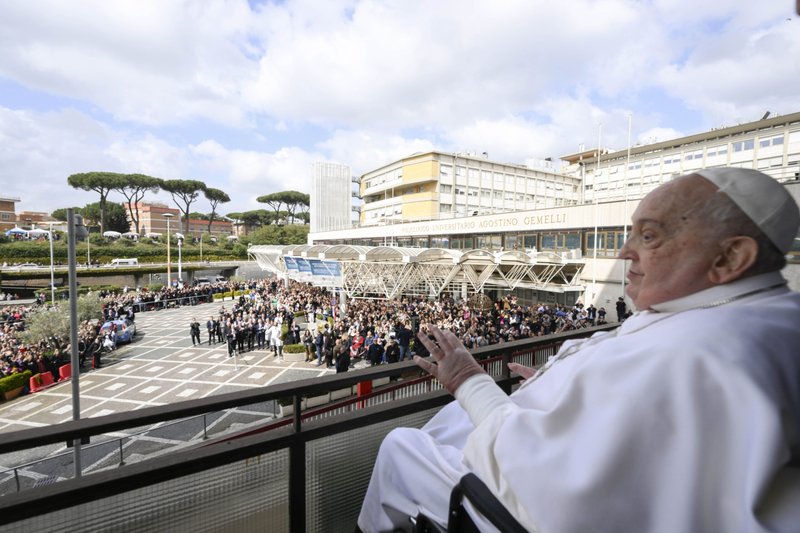 El Papa Francisco saluda a los simpatizantes en el hospital Gemelli de Roma antes de regresar al Vaticano el 23 de marzo de 2025, después de 38 días de tratamiento en el hospital. (CNS photo/Vatican Media)