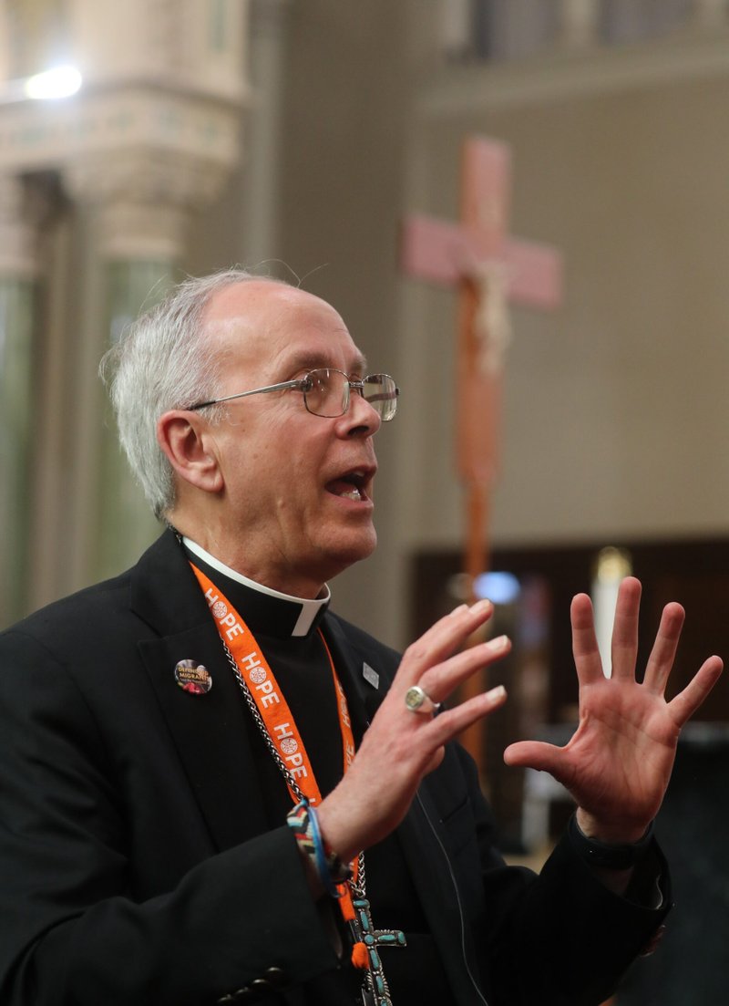El obispo Mark J. Seitz de El Paso, Texas, gesticula durante una entrevista con OSV News en la Catedral de San Patricio en El Paso el 24 de marzo de 2025, antes de liderar una manifestación y vigilia en El Paso en solidaridad con los inmigrantes contra las deportaciones masivas por parte del gobierno de EE.UU. (Foto OSV News/Bob Roller)