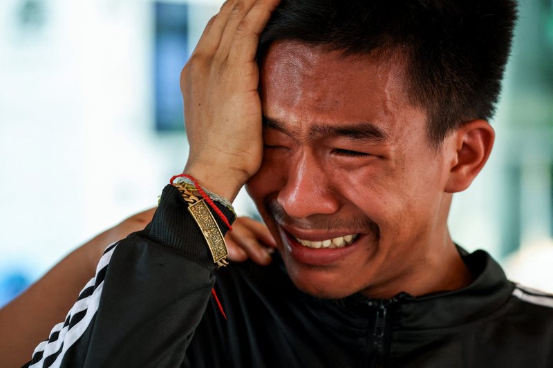Un trabajador migrante de Myanmar reacciona mientras espera noticias sobre su hermano, mientras continúan las operaciones de búsqueda y rescate en Bangkok, Tailandia, el 1 de abril de 2025, tras el terremoto de magnitud 7,7 que sacudió el país a mediodía del 28 de marzo. Los equipos de rescate salvaron a una mujer de 63 años de los escombros de un edificio en Naypyitaw, capital de Myanmar, el 1 de abril, pero se desvanecía la esperanza de encontrar muchos más supervivientes del violento terremoto que causó miles de muertos, agravando una crisis humanitaria causada por una guerra civil. (OSV News photo/Chalinee Thirasupa, Reuters)