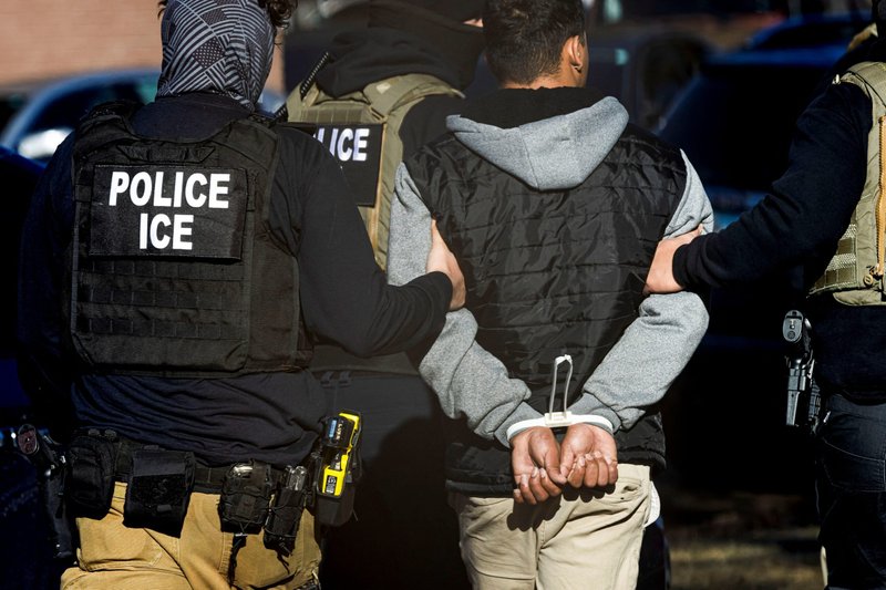 Agentes del Servicio de Inmigración y Control de Aduanas (ICE) detienen a un hombre después de llevar a cabo una redada en el complejo de apartamentos Cedar Run en Denver el 5 de febrero de 2025. (Foto OSV News/Kevin Mohatt, Reuters)