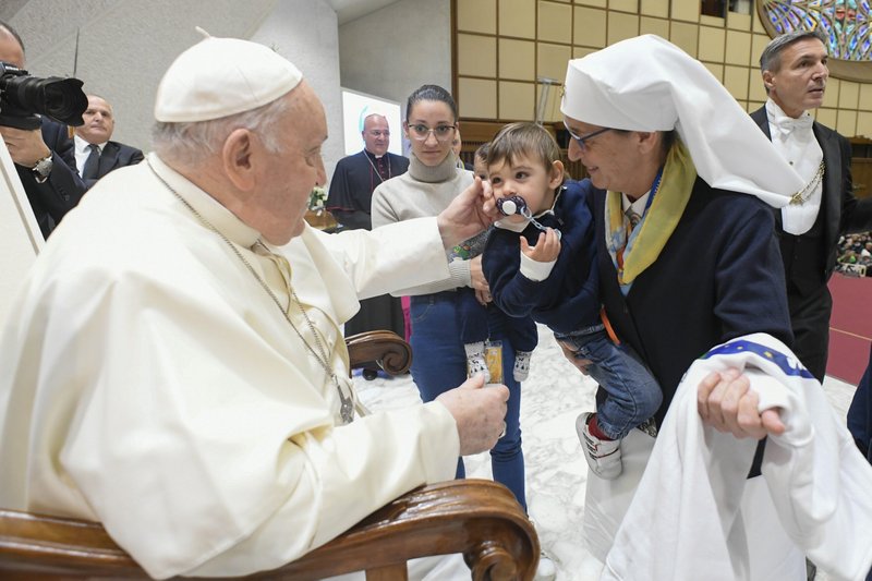 Estandartes de nuevos santos cuelgan de la fachada de la Basílica de San Pedro durante la Misa de canonización de 14 nuevos santos en la Jornada Mundial de las Misiones en la Plaza de San Pedro con el Papa Francisco en el Vaticano el 20 de octubre de 2024. (CNS photo/Vatican Media)