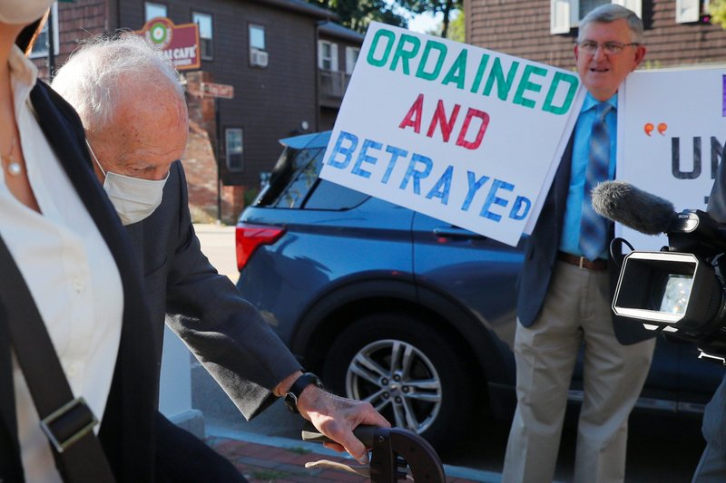 El ex cardenal Theodore E. McCarrick llega a la Corte de Distrito de Dedham, Massachusetts, el 3 de septiembre de 2021, tras ser acusado de abusar sexualmente de un menor de 16 años durante la recepción de una boda en 1974. McCarrick se declaró inocente. El ex cardenal caído en desgracia, fue expulsado del estado clerical en 2019 después de las revelaciones de acusaciones creíbles de abuso sexual y mala conducta con adultos, murió el 3 de abril de 2025 en Missouri. Tenía 94 años. (Foto OSV News/Brian Snyder, Reuters)