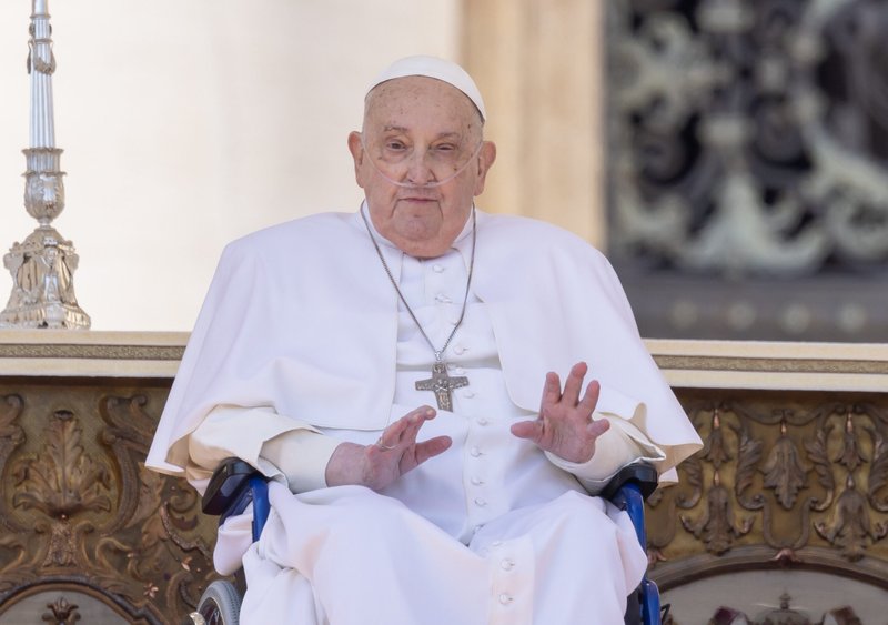 El Papa Francisco saluda a los fieles en la Plaza de San Pedro al final de la Misa de clausura del Jubileo de los Enfermos y de los Agentes Sanitarios en el Vaticano el 6 de abril de 2025. (CNS photo/Pablo Esparza)