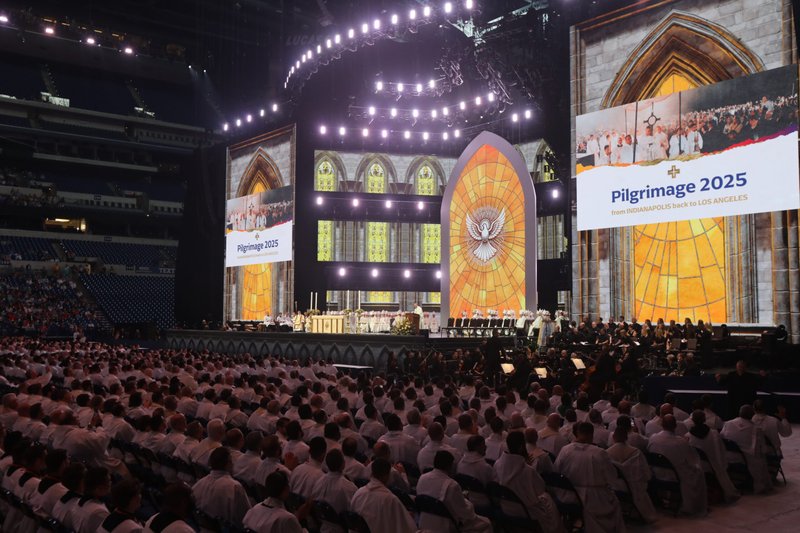 Mons. Andrew H. Cozzens, obispo de Crookston, Minnesota, presidente de la junta directiva del National Eucharistic Congress Inc, anuncia el 21 de julio de 2024 -el último día del National Eucharistic Congress en el Lucas Oil Stadium de Indianápolis- que está prevista una peregrinación eucarística de Indianápolis a Los Ángeles en la primavera de 2025. La peregrinación, de Indianápolis a Los Ángeles, incluirá paradas en 10 estados: Indiana, Illinois, Iowa, Missouri, Kansas, Oklahoma, Texas, Nuevo México, Arizona y California. (Foto OSV News/Bob Roller)