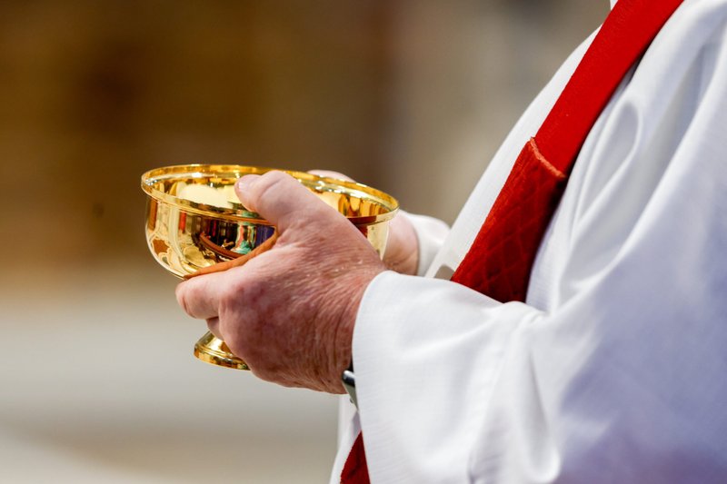 Un sacerdote lleva la Comunión al altar mientras el Papa Francisco celebra una Misa por la fiesta de San Pedro y San Pablo en la Basílica de San Pedro en el Vaticano el 29 de junio de 2023. (CNS photo/Lola Gomez)