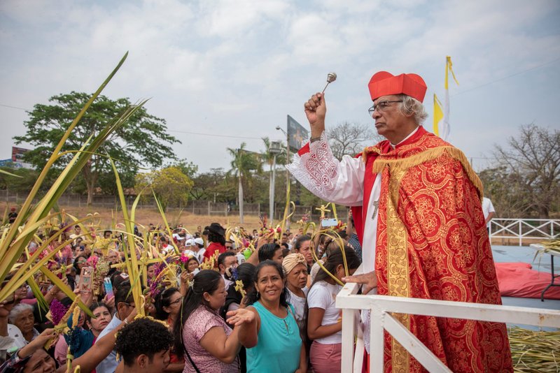 El cardenal nicaragüense Leopoldo Brenes de Managua bendice a las personas que levantan sus palmas durante la misa del Domingo de Ramos el 24 de marzo de 2024, en Managua. (OSV News photo/Maynor Valenzuela, Reuters)